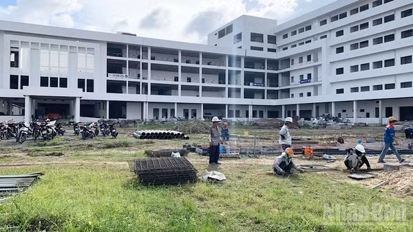 Nhà thầu đẩy nhanh tiến độ thi công Bệnh viện Ung bướu Cần Thơ. (Ảnh: THANH TÂM)