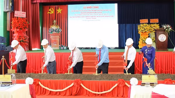 Các đại biểu thực hiện nghi thức khởi công dự án. (Ảnh: THANH TÂM)
