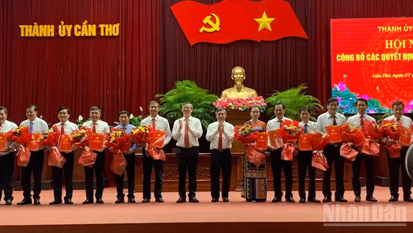 Lãnh đạo Thành ủy Cần Thơ trao quyết định điều động, bổ nhiệm cán bộ chủ chốt. (Ảnh: THANH TÂM)