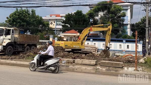 Nhà thầu thi công phần đường điểm đầu của dự án. (Ảnh: THANH TÂM)