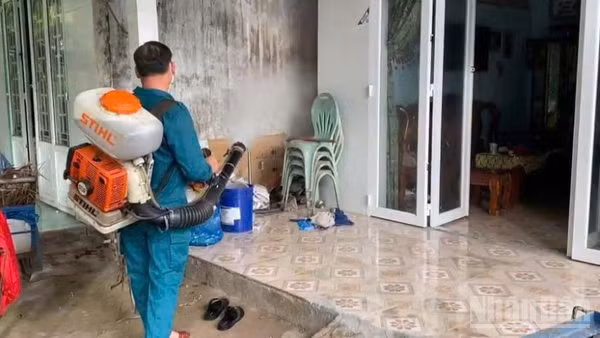 Nhân viên y tế cơ sở thành phố Cần Thơ phun hóa chất phòng, chống dịch bệnh. (Ảnh: THANH TÂM)