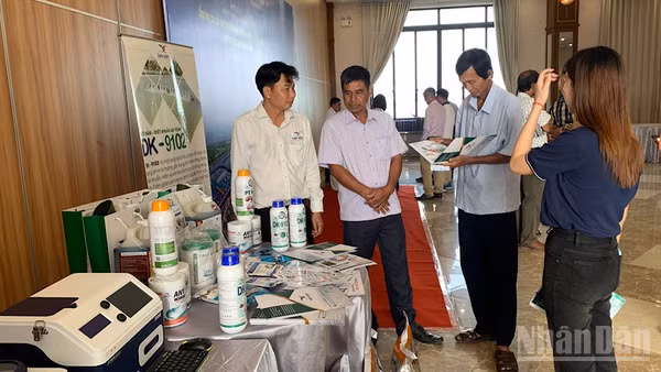 Các đại biểu tìm hiểu công nghệ nuôi tôm nước lợ tại diễn đàn. (Ảnh: THANH TÂM)