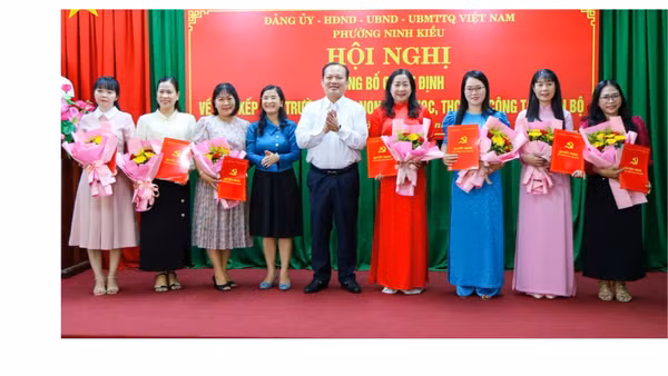Lãnh đạo phường Ninh Kiều và Sở Giáo dục và Đào tạo Cần Thơ trao quyết định bổ nhiệm lãnh đạo các cơ sở giáo dục trên địa bàn phường. Ảnh: HỒNG PHƯỚC
