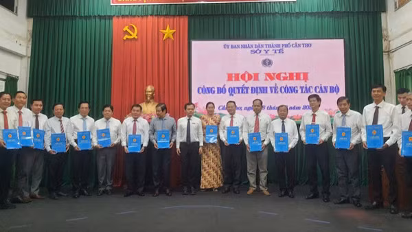 Lãnh đạo Sở Y tế Cần Thơ trao quyết định bổ nhiệm cán bộ tại buổi lễ. (Ảnh: LÂM THANH)