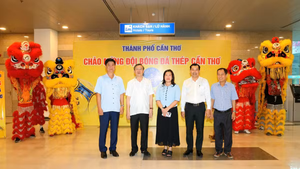 Lãnh đạo Cần Thơ chào đón Câu lạc bộ Thép Cần Thơ. (Ảnh: PHẠM TRUNG)