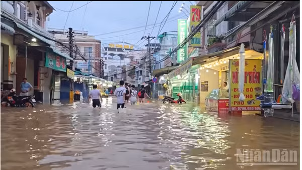 Đường Bùi Hữu Nghĩa, phường Bình Thủy, Cần Thơ bị ngập sâu do triều cường dâng cao. (Ảnh: THANH TÂM)