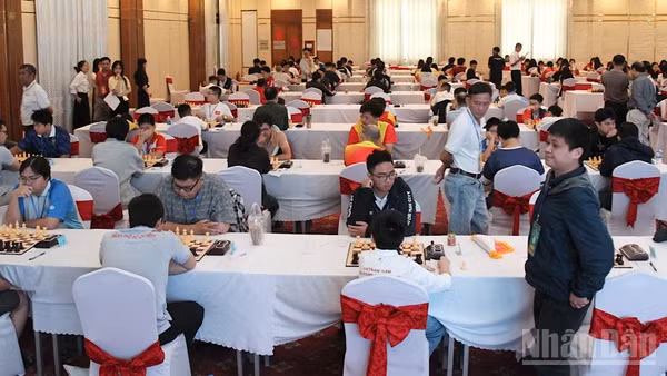 Các kỳ thủ đang tranh tài ngày khai mạc. (Ảnh: THANH TÂM)