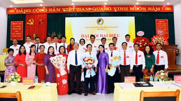 Ban Chấp hành Hội Đông y tỉnh Tuyên Quang khóa I ra mắt đại hội. (Ảnh: KHÁNH TOÀN)