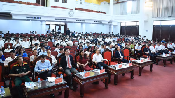 Tại diễn đàn, các nhà quản lý, nhà khoa học, doanh nghiệp trao đổi về cơ hội phát triển kinh tế không gian tầm thấp. (Ảnh: HÀ LINH)