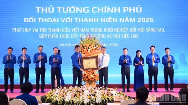 Thủ tướng Chính phủ Lê Minh Hưng tặng lẵng hoa và quà lưu niệm cho Ban Bí thư Đoàn Thanh niên Cộng sản Hồ Chí Minh và Trung ương Hội Liên hiệp Thanh niên Việt Nam. (Ảnh: TRẦN HẢI)