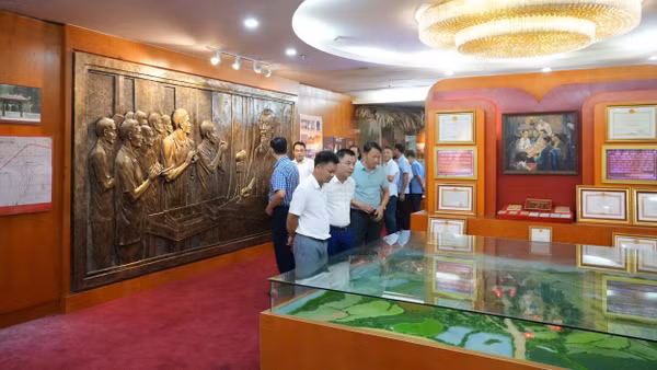 Học viên Lớp bồi dưỡng nghiệp vụ công tác kiểm tra, giám sát tham quan Phòng truyền thống tại Cơ quan Ủy ban Kiểm tra Trung ương. (Ảnh: MINH NGỌC)