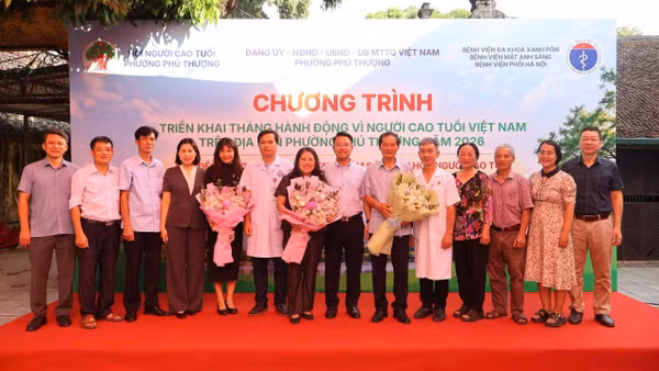 Chương trình triển khai Tháng hành động vì Người cao tuổi Việt Nam năm 2026 gắn với chương trình “Mắt sáng cho người cao tuổi” tại Trạm y tế phường Phú Thượng. (Ảnh: Ban tổ chức)