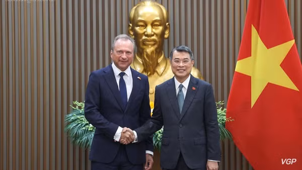 Thủ tướng Lê Minh Hưng tiếp Bộ trưởng Tài chính Luxembourg Gilles Roth. (Ảnh: chinhphu.vn/Nhật Bắc)
