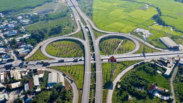 Một nút giao hiện đại trên tuyến đường cao tốc Thành phố Hồ Chí Minh-Long Thành.