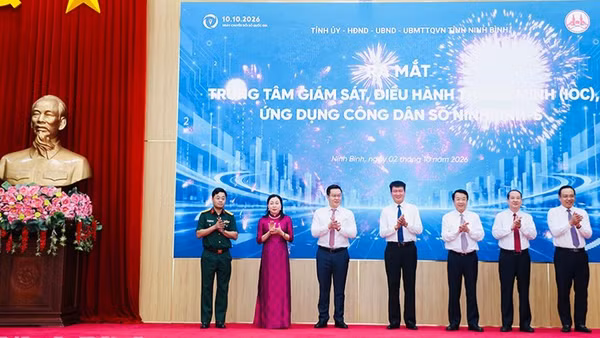 Các đồng chí lãnh đạo tỉnh và đại diện Tập đoàn Công nghiệp Viễn thông Quân đội Viettel thực hiện nghi thức ra mắt Trung tâm giám sát, điều hành thông minh (IOC) và Ứng dụng Công dân số NinhBinh-S.