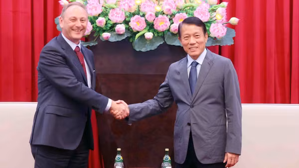 Đại tướng Lương Tam Quang, Bộ trưởng Công an tiếp ông Andrew Cope, Tổng Giám đốc phụ trách kinh doanh khu vực châu Á-Thái Bình Dương của Nokia. (Ảnh: TTXVN)