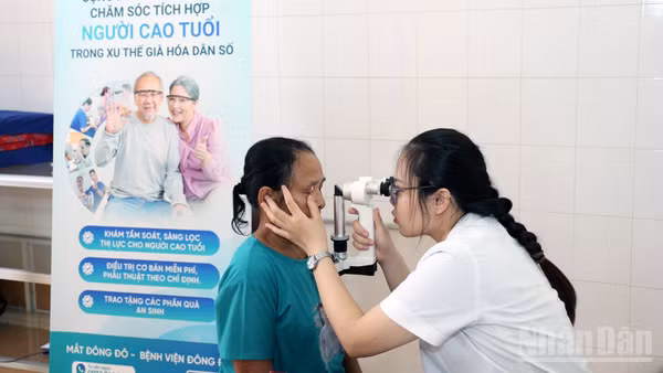 Bác sĩ Bệnh viện Đông Đô khám mắt miễn phí cho người dân xã Kim Bình. (Ảnh: ĐỨC THẮNG)