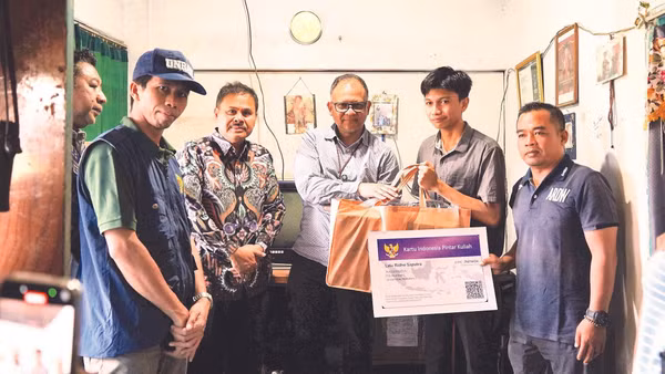 Trường đại học Universitas Mataram (UNRAM), tỉnh Tây Nusa Tenggara, Indonesia trao thẻ KIP Kuliah hỗ trợ sinh viên nghèo. (Ảnh: UNRAM)