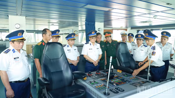 Các đại biểu tham quan tàu CSB 8005 tham gia hội thi, hội thao. (Ảnh: ĐỨC TĨNH)