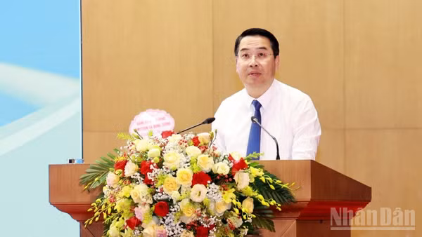 Đồng chí Nguyễn Tuấn Anh, Chủ tịch Ủy ban nhân dân tỉnh phát biểu tại hội nghị. (Ảnh: THANH SƠN)