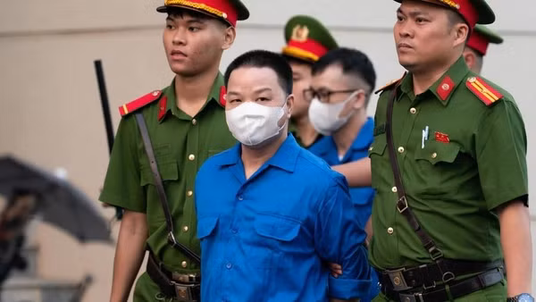 Lê Khắc Ngọ khi bị áp giải ra tòa. (Ảnh: HOÀNG GIANG)