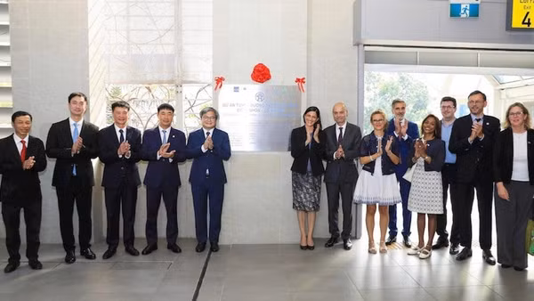 Các đại biểu thực hiện nghi thức gắn biển lưu niệm tuyến đường sắt đô thị số 3, đoạn Nhổn-ga Hà Nội. (Ảnh: HỒNG THÁI)