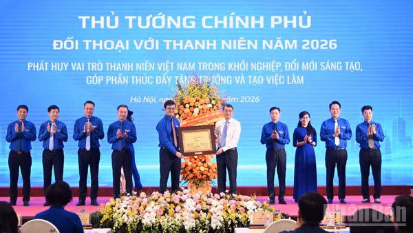 Thủ tướng Chính phủ Lê Minh Hưng tặng lẵng hoa tươi thắm và quà lưu niệm cho Ban Bí thư Đoàn Thanh niên Cộng sản Hồ Chí Minh và Trung ương Hội Liên hiệp Thanh niên Việt Nam. (Ảnh: TRẦN HẢI)