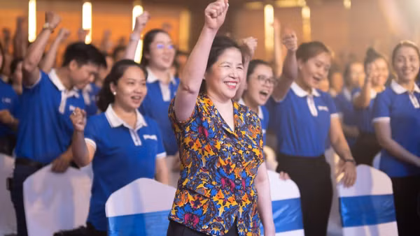 Bà Mai Kiều Liên cùng thế hệ trẻ Vinamilk, tiếp nối hành trình phát triển của doanh nghiệp trong chặng đường mới. (ẢNH: VI NAM/VNM)