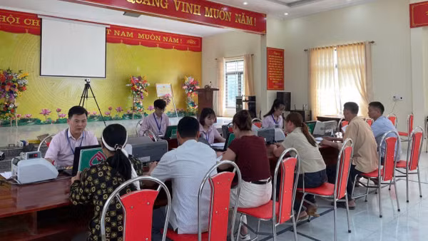Mạng lưới điểm giao dịch xã của Ngân hàng Chính sách xã hội Lục Yên luôn hoạt động thông suốt, giúp nhân dân vay vốn thuận lợi.