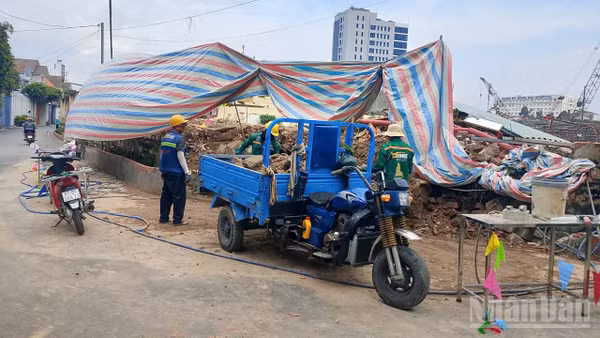 Chủ đầu tư huy động nhân lực khắc phục khu vực tường rào vỡ trong ngày 8/10. 