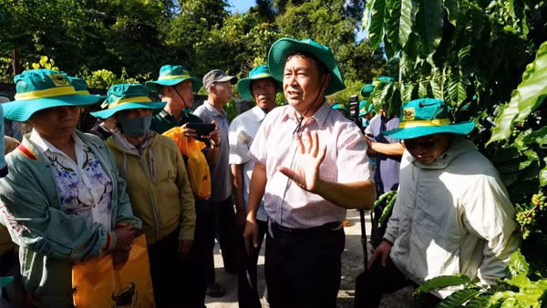 Chuyên gia chương trình trao đổi kỹ thuật với nông dân tại vườn mô hình. (Ảnh: HỒ HUY)