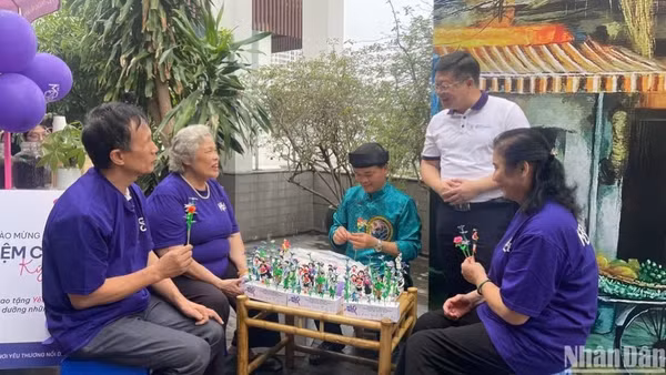 Phó Giáo sư, Tiến sĩ Nguyễn Trung Anh, Giám đốc Bệnh viện Lão khoa Trung ương (áo trắng) cùng tham gia trải nghiệm với người cao tuổi.