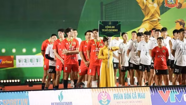 Hình ảnh đội chủ nhà Công an Thành phố Hồ Chí Minh tại lễ khai mạc. (Ảnh: CLB CÔNG AN TP HỒ CHÍ MINH)