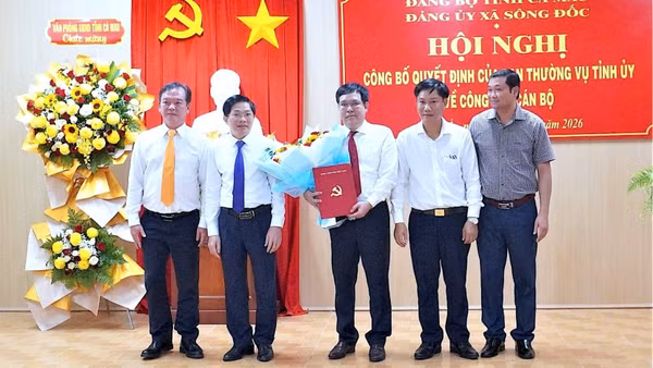 Phó Bí thư Thường trực Tỉnh ủy Cà Mau Đặng Văn Dũng (thứ 2 từ trái qua) tặng hoa chúc mừng đồng chí Lê Văn Ngời giữ chức Bí thư Đảng ủy xã Sông Đốc, nhiệm kỳ 2025-2030. (Ảnh: TIỆP KHẮC).
