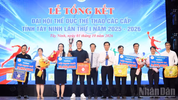 Lãnh đạo Sở Văn hóa, Thể thao và Du lịch tỉnh Tây Ninh trao Cúp và tiền thưởng cho 3 đơn vị xếp hạng Nhất, Nhì và Ba toàn đoàn. (Ảnh: THANH PHONG)
