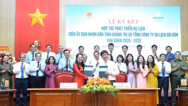 Chủ tịch Ủy ban nhân dân tỉnh Quảng Trị Bùi Hoàng Phương và Chủ tịch Hội đồng thành viên Saigontourist Nguyễn Thị Ánh Hoa ký biên bản hợp tác. (Ảnh: HG)