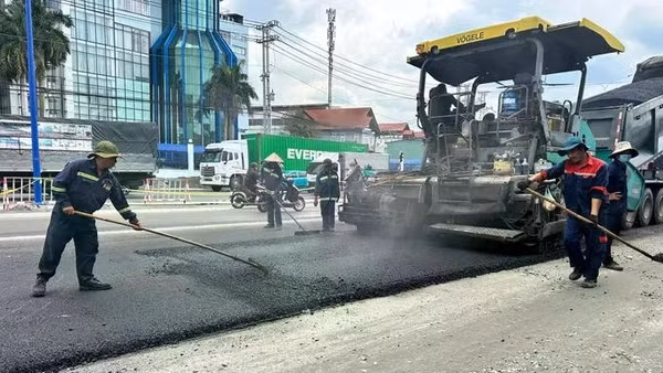 Các đơn vị thi công dự án nâng cấp, mở rộng quốc lộ 13, đoạn qua phường Bình Hòa. (Ảnh: XUÂN TRUNG)