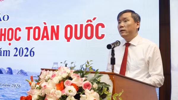 Giáo sư, Tiến sĩ Lê Văn Lợi, Ủy viên Ban Chấp hành Trung ương Đảng, Chủ tịch Viện Hàn lâm Khoa học xã hội Việt Nam phát biểu khai mạc hội thảo. (Ảnh: Vương Diệm)