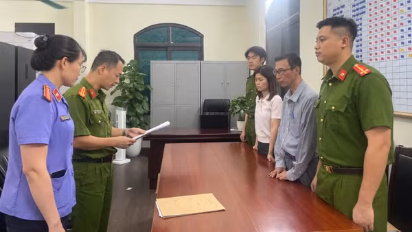 Cơ quan Cảnh sát điều tra Công an tỉnh Hưng Yên đọc các Quyết định khởi tố vụ án, khởi tố bị can và lệnh bắt bị can để tạm giam đối với 2 đối tượng. (Ảnh: PHƯƠNG HUYỀN)