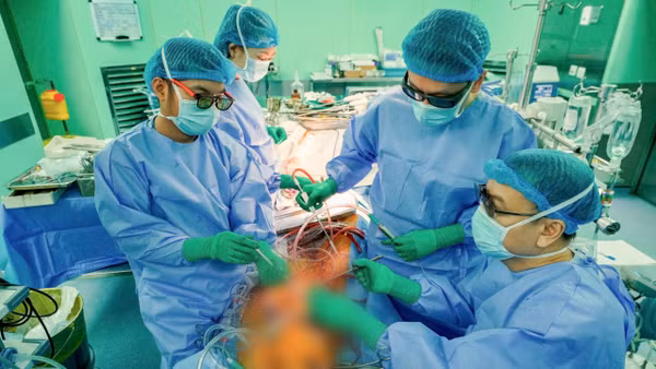 Ê-kíp bác sĩ can thiệp phẫu thuật nội soi cho bệnh nhân người Anh. (Ảnh: Bệnh viện cung cấp)