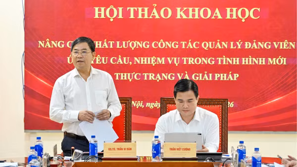 Giáo sư, Tiến sĩ Trần Vi Dân, Ủy viên Hội đồng Lý luận Trung ương phát biểu định hướng thảo luận. (Ảnh: Thủy Nguyên)