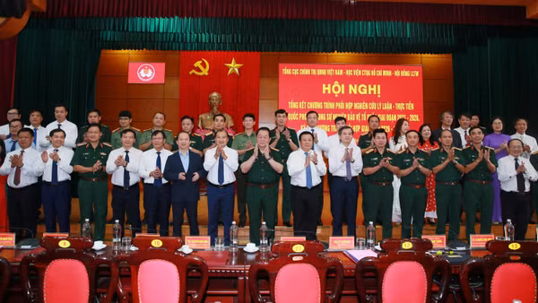 Các đại biểu tham dự Hội nghị Tổng kết chương trình nghiên cứu lý luận-thực tiễn về quốc phòng trong sự nghiệp bảo vệ Tổ quốc giai đoạn 2021 - 2026, ký kết chương trình phối hợp giai đoạn mới. (Ảnh: TRỌNG ĐỨC)