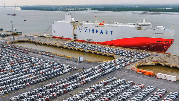 Xe điện VinFast của Tập đoàn Vingroup chuẩn bị được đưa lên tàu chở hàng tại Cảng Hải Phòng để xuất khẩu ra thị trường quốc tế. (Ảnh: AN KHÁNH)