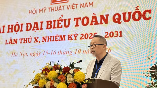 Họa sĩ Đào Quốc Huy, Chủ tịch Hội Mỹ thuật Việt Nam khóa X, nhiệm kỳ 2026-2031, phát biểu tại đại hội. (Ảnh: Phương Lan/TTXVN)