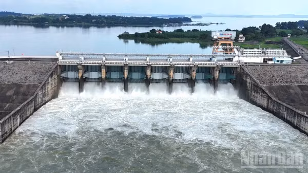 Từ 8 giờ sáng 11/10, Thủy điện Trị An giảm lượng nước xả qua đập tràn xuống còn 586m³/s. (Ảnh: THIÊN VƯƠNG)