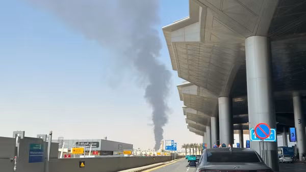 Khói bốc lên gần sân bay quốc tế King Khalid ở thủ đô Riyadh, Saudi Arabia, ngày 19/9/2026. (Ảnh: THX/TTXVN phát)