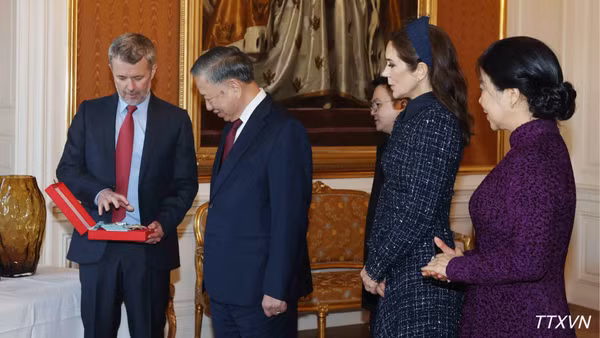 Nhà Vua Frederik X trao tặng Tổng Bí thư, Chủ tịch nước Tô Lâm Huân chương Voi (Order of the Elephant) - Huân chương cao quý nhất của Vương quốc Đan Mạch. (Ảnh: Thống Nhất/TTXVN)