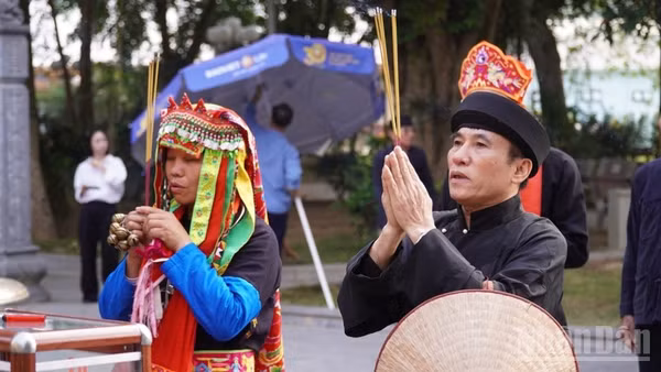 Thầy Mo dâng hương tại đền Đông Cuông trong lễ hội cơm mới. (Ảnh: THANH SƠN)