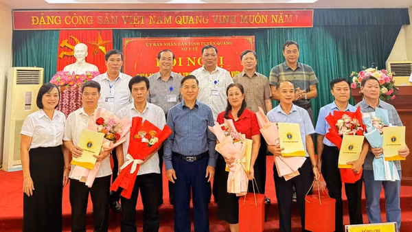 Lãnh đạo Sở Y tế tỉnh Tuyên Quang trao quyết định về công tác cán bộ cho lãnh đạo các trung tâm y tế khu vực một chức năng sau khi giải thể. (Ảnh: Cộng tác viên)