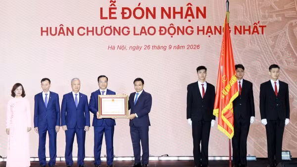 Thay mặt lãnh đạo Đảng, Nhà nước, Phó Thủ tướng Chính phủ Nguyễn Văn Thắng đã trao Huân chương Lao động hạng Nhất cho SCIC. (Ảnh : SCIC)